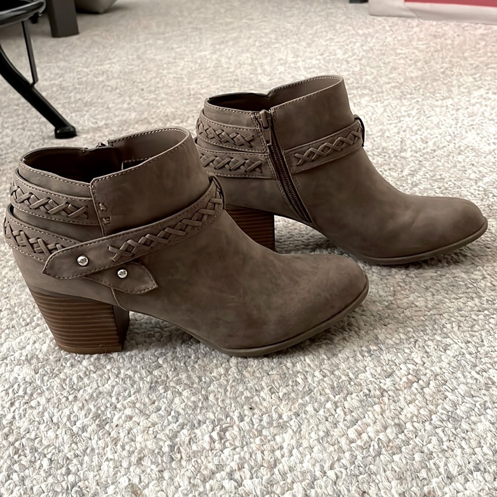 Indigo Road Taupe heeled booties (Model# IRSAMMY2) size 9 excellent condition